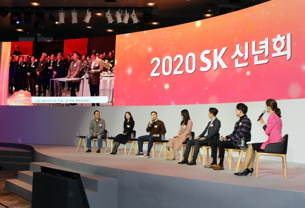 2일 오후 서울 광진구 워커힐호텔에서 열린 2020년 SK 그룹 신년회에서 구성원 대표들이 행복을 주제로 패널 토론을 하고 있다.(사진=SK)