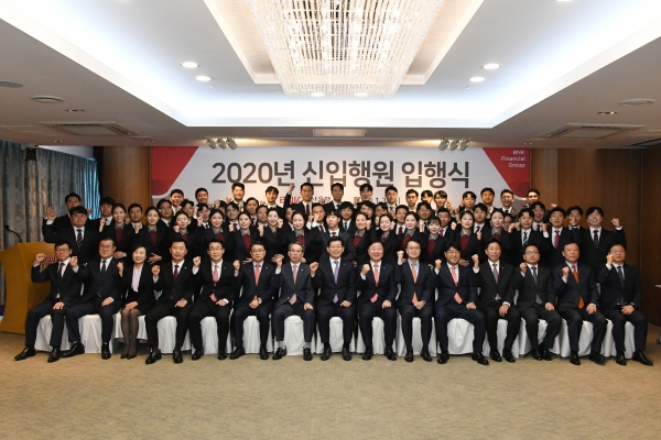 BNK부산은행이 3일 본점에서 '2020년 신입행원 입행식'을 개최하고 신입행원들과 기념촬영을 가졌다.(사진 앞줄 왼쪽에서 여덟번째 빈대인 부산은행장) (사진=BNK금융)