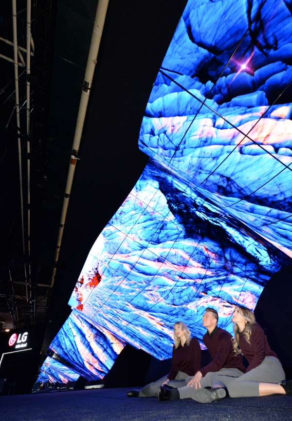 LG전자가 현지시간 7일부터 미국 라스베이거스에서 열리는 CES 2020 전시회에 참가한다. LG전자는 부스 입구에 올레드 플렉서블 사이니지 200여 장을 이어 붙여 만든 '새로운 물결(New Wave)'이라는 이름의 조형물을 연출하고 관람객들의 이목을 집중시킨다. LG전자 모델들이 LG전자 전시관 입구에 마련된 올레드 조형물을 소개하고 있다. (사진=LG전자)