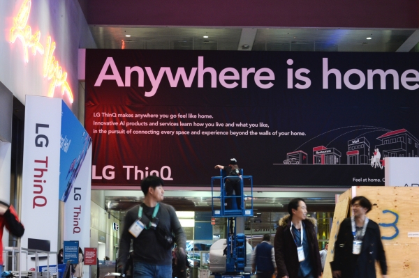 LG전자는 현지시간 7일 미국 라스베이거스에서 개막하는 세계 최대 IT·가전 전시회 CES 2020에서 '더 나은 삶을 위한 혁신(Innovation for a Better Life)'을 슬로건으로 내걸고 LG 씽큐(ThinQ) 기반의 인공지능 가전을 대거 선보인다. 전시회가 열리는 라스베이거스 컨벤션센터(LVCC)에 설치한 LG 씽큐 광고판이 관람객을 맞이할 예정이다. (사진=LG전자)