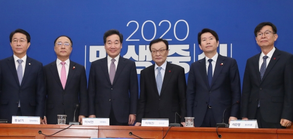 6일 오전 서울 여의도 국회에서 열린 2020년 제1차 고위당정협의회에 (왼쪽부터) 더불어민주당 조정식 정책위의장, 홍남기 경제부총리 겸 기획재정부 장관, 이낙연 국무총리, 이해찬 대표, 이인영 원내대표, 김상조 청와대 정책실장이 참석해 기념촬영을 하고 있다. (사진=연합뉴스)