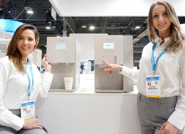 웅진코웨이는 7일부터 10일까지(현지시간) 미국 라스베이거스에서 개최되는 세계 최대 가전·정보기술(IT) 전시회 'CES 2020'에 5년 연속 참가해 전 세계 생활가전 시장을 선도할 혁신 제품과 고객 케어 서비스를 선보인다. 웅진코웨이 모델들이 '아이스 정수기 3.0’과 ‘아이스 탄산 정수기 3.0'를 소개하고 있다. (사진=웅진코웨이)<br>