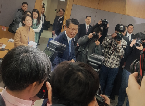 은성수 금융위원장이 기자들의 질문에 답하고 있다.(사진=남궁영진 기자)