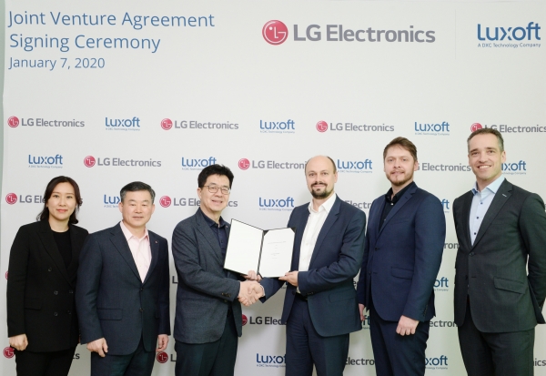 LG전자와 룩소프트가 7일(현지시간) 미국 라스베이거스에서 조인트벤처 설립을 위한 협약식을 맺었다. LG전자 CTO 박일평 사장(왼쪽에서 세번째)과  룩소프트 미하일 비코브(Mikhail Bykov, 왼쪽에서 네번째) 오토모티브 솔루션즈 부사장이 협약을 맺고 악수하고 있다. (사진=LG전자)