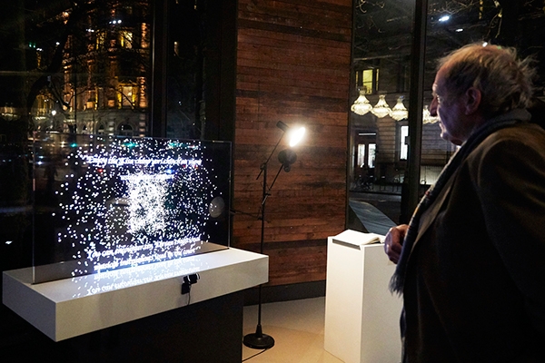 관람객들이 AR(증강현실) 제스처 인식기술과 소리 시각화 기법이 적용된 투명 올레드 사이니지를 통해 ‘기사진표리진찬의궤’를 감상하고 있다.(사진=LG전자)