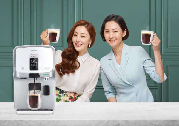(왼쪽부터) 커피얼음정수기 ‘휘카페-Ⅳ 엣지’와 청호나이스 모델 오나라, 염정아. (사진=청호나이스)