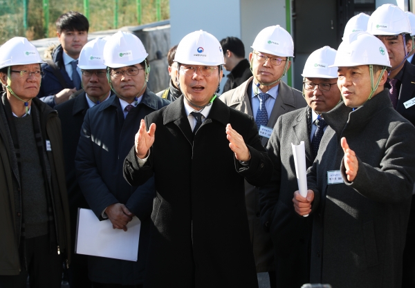 성윤모 산업부 장관이 13일 오전 수소경제 활성화 로드맵 발표 1년을 맞아 경기도 용인시 소재의 '지필로스'를 방문해 시설을 살펴보고 있다. (사진=연합뉴스)