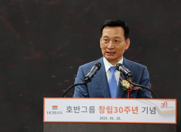 김상열&nbsp;호반그룹&nbsp;회장이&nbsp;창립&nbsp;30주년&nbsp;기념식에서&nbsp;축사를&nbsp;하고&nbsp;있다.&nbsp;(사진=호반건설)<br>