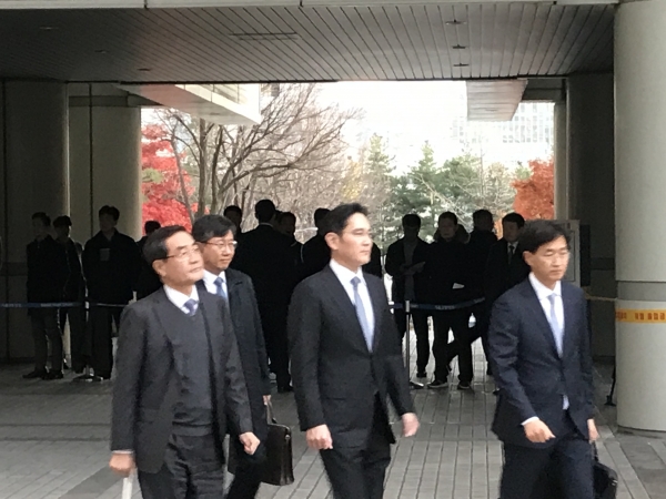 이재용 삼성전자 부회장(가운데)이 22일 국정농단 사건 파기환송심 두 번째 공판을 마치고 법원을 빠져나가고 있다.(사진=윤은식 기자)