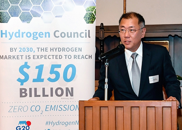 현대차그룹 정의선 수석부회장이 지난해 6월 일본 나가노縣(현) 가루이자와에서 열린 G20 에너지환경장관회의와 연계해 수소위원회가 개최한 만찬에서 공동회장 자격으로 환영사를 하는 모습.(사진=현대차그룹)