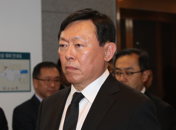 신동빈 롯데그룹 회장이 19일 오후 서울 송파구 서울아산병원에 마련된 신격호 롯데그룹 명예회장의 빈소에 침통한 표정으로 들어가고 있다.(사진=연합뉴스)