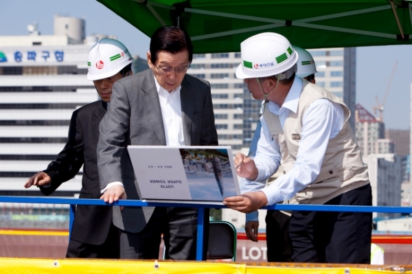 신격호 롯데 명예회장이 현장을 둘러보는 모습.(사진=롯데지주)