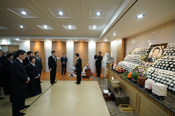 지난 19일 서울 송파구 서울아산병원에 마련된 고(故) 신격호 롯데그룹 명예회장 빈소에서 유가족들이 장례를 시작하고 고인을 모시는 의식인 초례를 진행하고 있다. 사진 왼쪽 맨 앞줄부터 신 명예회장의 장남인 신동주 전 일본 롯데홀딩스 부회장, 부인 시게미쓰 하츠코(重光初子) 여사, 차남 신동빈 롯데그룹 회장.(사진=롯데지주)