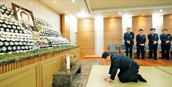 신동빈 롯데그룹 회장이 19일 서울아산병원 빈소에서 부친 신격호 명예회장 영정에 절을 하고 있다.(사진=롯데그룹)