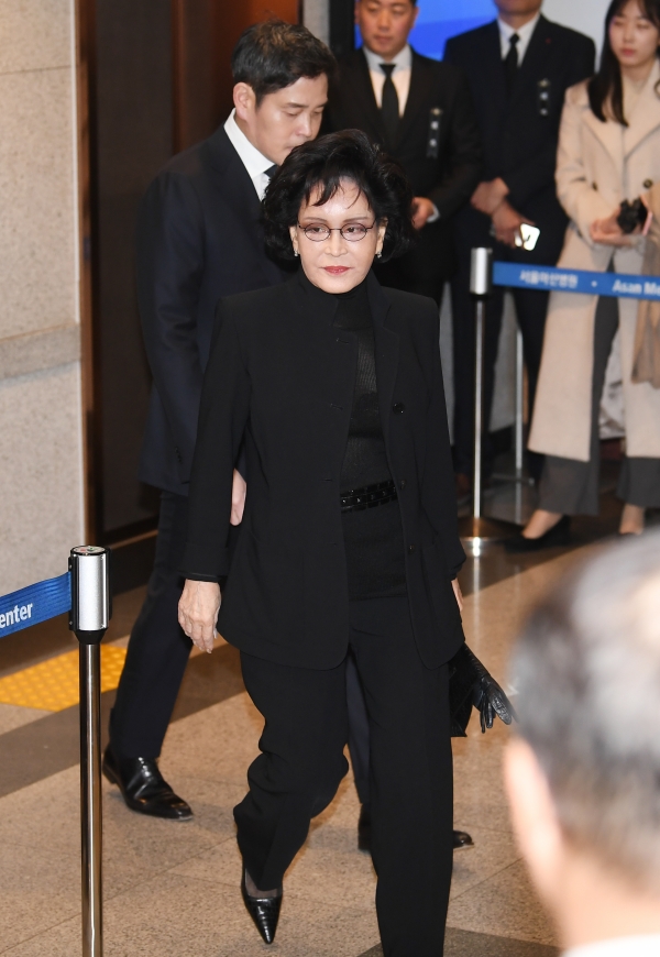 이명희 신세계그룹 회장과 정용진 부회장이 21일 오후 서울 송파구 아산병원 장례식장에 마련된 고 신격호 롯데그룹 명예회장의 빈소에 들어서고 있다. (사진=연합뉴스)