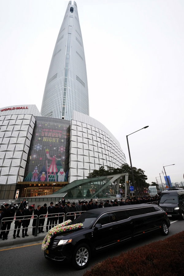 고인을 태운 운구차량이 서울 송파구 롯데월드타워를 한 바퀴 돈 후 장지로 향했다. (사진=롯데지주)