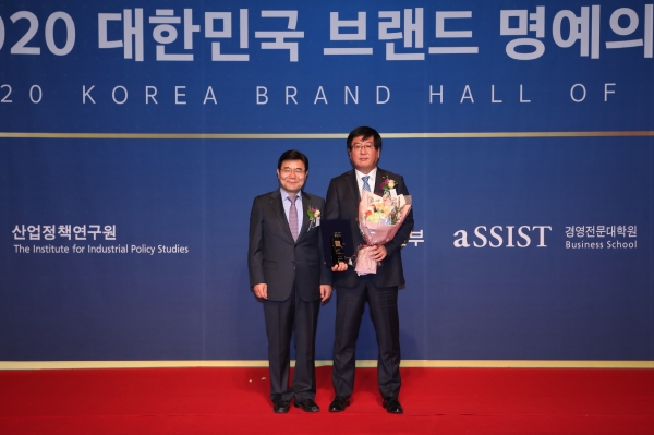 지난 22일 서울 그랜드힐튼 호텔에서 개최된 '2020 대한민국 브랜드 명예의 전당' 시상식에서 산업정책연구원 박기찬 원장(왼쪽)과 SK매직 박훈 마케팅전략실장(오른쪽)이 기념촬영을 하고 있다. (사진=SK매직)