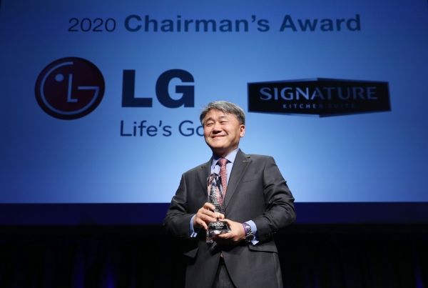 LG전자 북미지역대표 겸 미국법인장 윤태봉 부사장이 현지시간 20일 미국 라스베이거스 엔코어호텔에서 열린 시상식에서 '2020 미국주방욕실협회 회장상'을 수상하고 있다. (사진=LG전자)