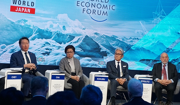 최태원 SK회장이 23일 스위스 다보스 콩그레스센터에서 열린 세계경제포럼 공식세션에서 토론하고 있다. (왼쪽부터) 최 회장, 로라 차 홍콩증권거래소회장, 코쿠부 후미야 일본 마루베니 회장, 조지프 스티글리츠 미국 컬럼비아대 교수.(사진=SK)