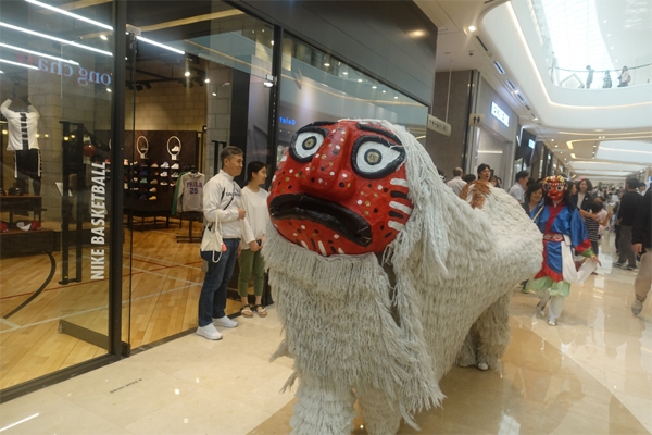 지난해 추석 명절 기간 중 스타필드 고양에서 펼쳐진 사자놀이 행사. (사진=신세계프라퍼티)