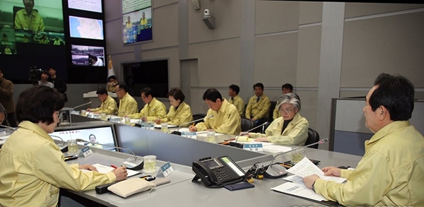 정세균 국무총리가 설 연휴 첫날인 24일 오후 정부서울청사 중앙재난안전상황실에서 국내에서 '우한 폐렴'이라 불리는 신종 코로나바이러스감염증 두 번째 확진자가 발생함에 따라 긴급 관계기관회의를 주재하며 대응책을 논의하고 있다.(사진=연합뉴스)