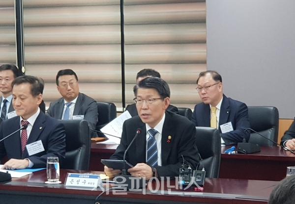 은성수 금융위원장이 29일 서울 정부청사에서 15개 여신전문금융회사 최고경영자(CEO)들과 만나 발언하고 있다.(사진=윤미혜 기자)