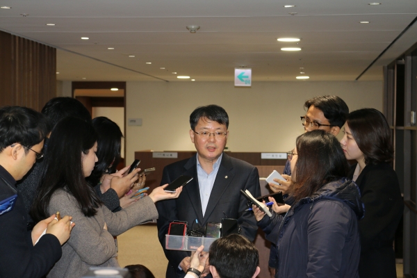 윤면식 한국은행 부총재가 30일 오전 서울 중구 세종대로 한은 본관에서 열린 '미국 연방공개시장위원회(FOMC) 결과 관련 상황점검회의'를 마친 뒤 취재진의 질문에 답하고 있다. (사진=한국은행)