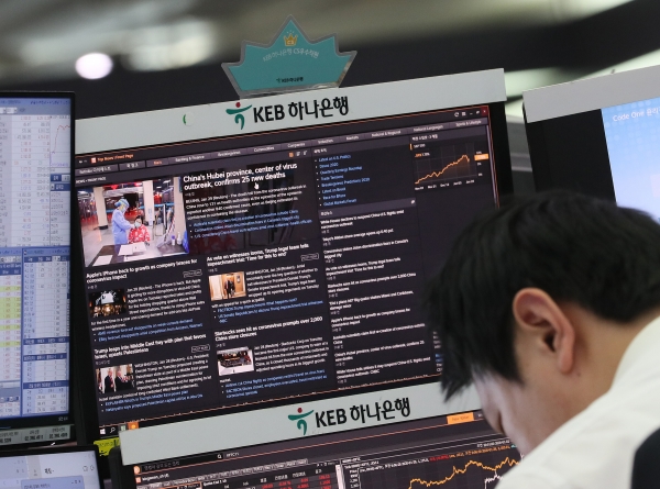 서울 중구 KEB하나은행 딜링룸에 설치된 컴퓨터 모니터에 신종 코로나 관련 뉴스가 띄워져 있다. (사진=연합뉴스)