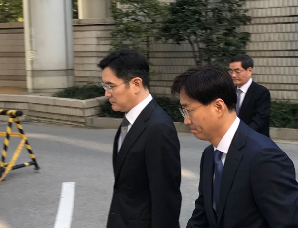 이재용 삼성전자 부회장이 국정농단 파기환송심 첫 공판을 위해 법정으로 향하고 있다.(사진=윤은식 기자)