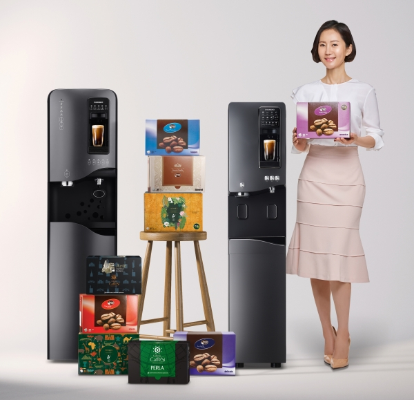청호나이스 모델 염정아와 커피얼음정수기 '휘카페 NEW700'(왼쪽), '휘카페 550'(오른쪽). (사진=청호나이스)