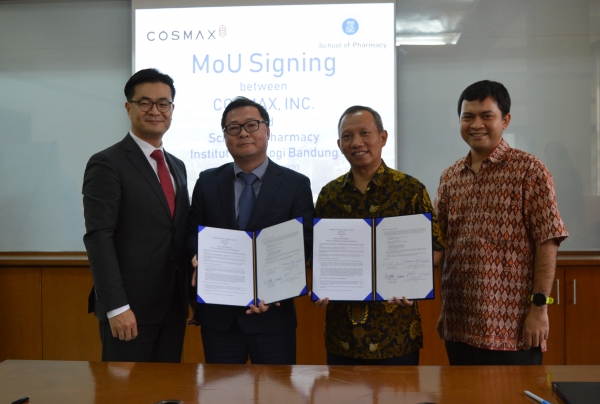 협약식에 참석한 정민경 코스맥스인도네시아 법인장, 박명삼 코스맥스R&I센터장, 다르요노 하디(Daryono Hadi) ITB 약학대학 학장, 무하마드 인사누(Muhamad Insanu) 박사 (왼쪽부터)