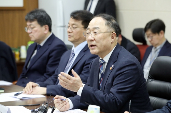 홍남기 경제부총리 겸 기획재정부 장관이 13일 오후 충북 청주시에 있는 신종 코로나바이러스(코로나19) 관련 업종 수출기업인 신풍제약을 방문해 관계자들과 간담회하고 있다.(사진=연합뉴스)