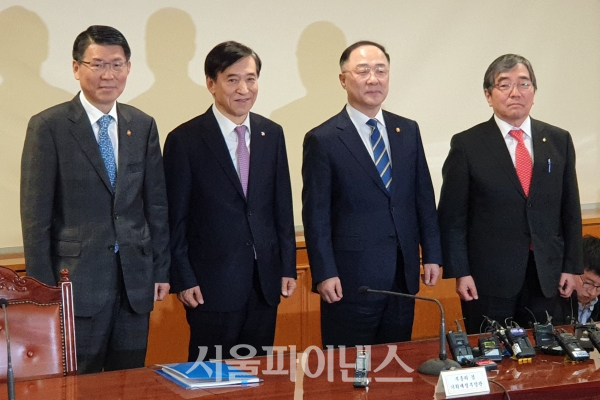 기획재정부는 14일 서울 은행회관에서 거시경제금융회의를 개최했다. (사진 왼쪽부터) 은성수 금융위원장, 이주열 한국은행 총재, 홍남기 부총리 겸 기획재정부 장관, 윤석헌 금융감독원장.(사진=박시형 기자)