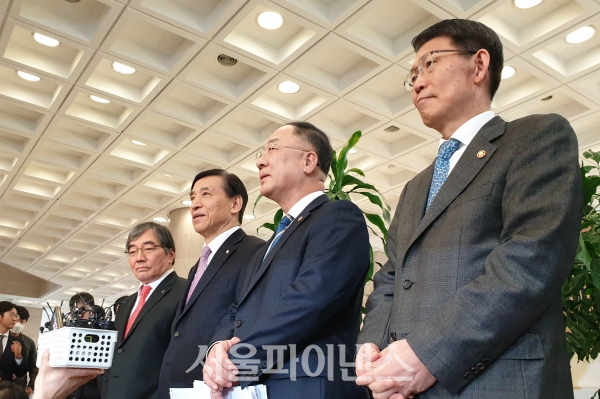 홍남기(오른쪽 두번째) 부총리 겸 기획재정부장관이 14일 기자들의 질문에 답하고 있다. (오른쪽부터)은성수 금융위원장, 홍남기 경제부총리, 이주열 한국은행 총재, 윤석헌 금융감독원장. (사진=박시형 기자)