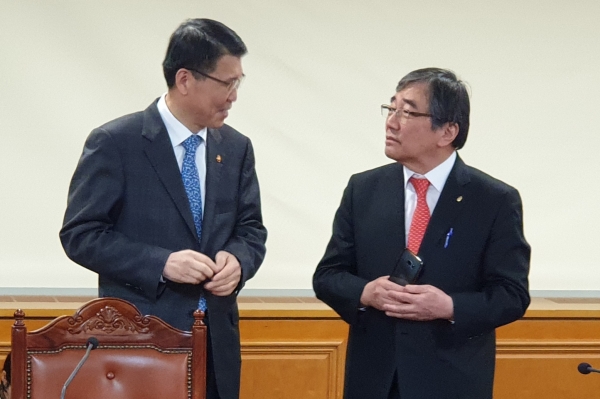 은성수 금융위원장(왼쪽)과 윤석헌 금융감독원장이 14일 서울 중구 은행연합회에서 거시경제금융회의에 참석해 대화를 나누고 있다. (사진=박시형 기자)