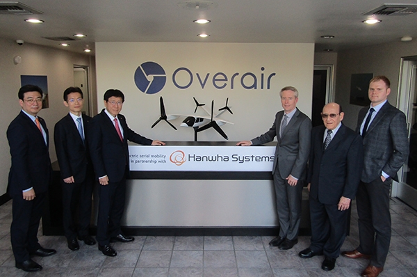 미 캘리포니아주에서 진행한 오버에어 개소식 사진. 왼쪽 셋째부터 차례로 한화시스템 김연철 대표, 오버에어 벤 티그너 CEO, 오버에어 에이브 카렘 Chief Designer(사진=한화시스템)