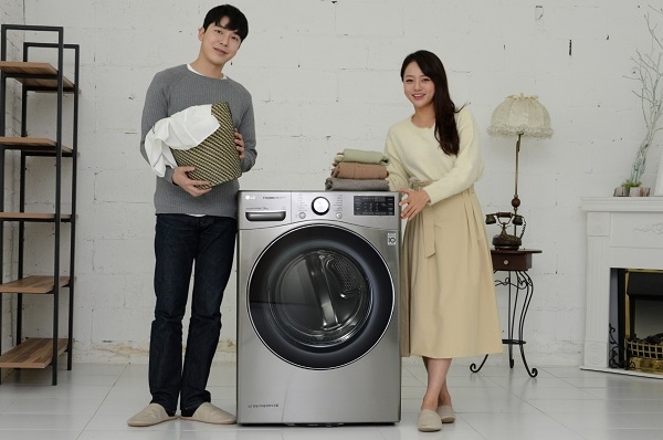 LG전자가 20일부터 내달 4일까지 '트롬 건조기 스팀 씽큐(STEAM ThinQ)' 예약판매를 진행한다. 모델이 특허 받은 트루스팀(TrueSteam) 기술을 적용한 건조기 신제품을 소개하고 있다. (사진=LG전자)