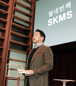 최태원 SK 회장이 지난 18일 SK서린빌딩에서 열린 SKMS 개정선포식에 참석해 TED방식으로 SKMS 14차 개정 취지와 핵심 내용을 발표했다.(사진=SK)
