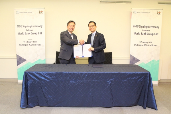 소훈섭 세계은행그룹 한국사무소장 소장(왼쪽)과 변형균 KT AI·빅데이터서비스담당 상무가 업무협약(MOU)을 체결하고 기념사진을 촬영하고 있다. (사진=KT)