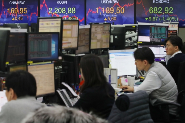 서울 중구 하나은행 딜링룸에서 직원들이 업무를 보고 있다. (사진=연합뉴스)