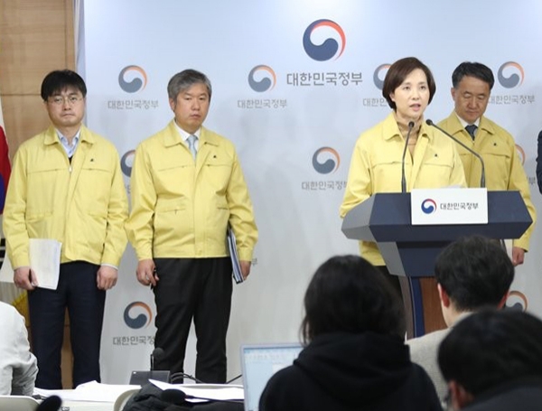 범정부대책회의 마치고 발표하는 유은혜 부총리(사진=연합뉴스)