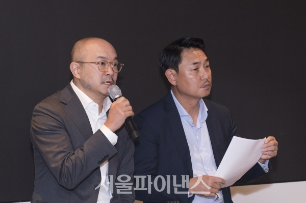 카카오 여민수·조수용 공동대표가 25일 판교 본사에서 기자간담회를 열고 뉴스 및 검색 서비스 개편 계획을 발표하고 있다.