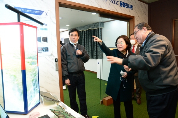 조성욱 공정거래위원장(왼쪽 두 번째)이 24일 오전 경기 화성 유양디앤유를 방문해 현장을 둘러보고 있다.(사진=공정거래위원회)