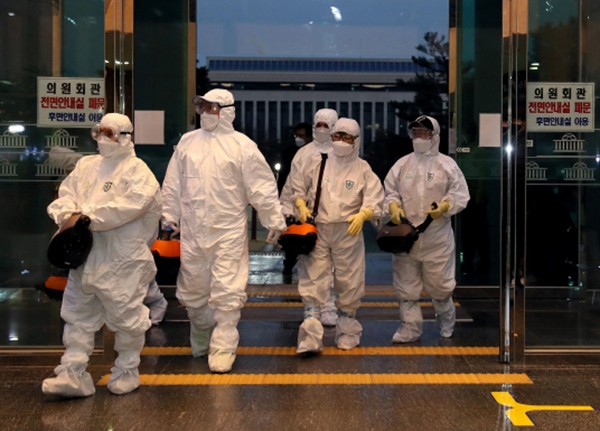 코로나19 사태와 관련해 서울 곳곳에서 방역이 이뤄지고 있다.(사진=연합뉴스)