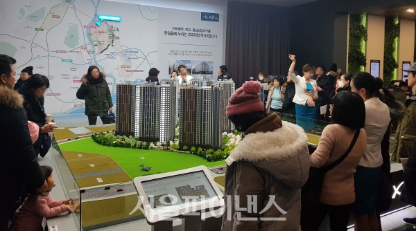 다산신도시 '자연앤자이' 견본주택 유닛을 내방객들이 둘러보고 있다. (사진= 박성준 기자)