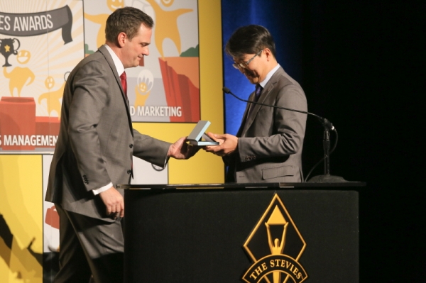 지난 2018년 현호섭 KT 고객최우선경영담당 상무가 수상하는 모습. (사진=KT)