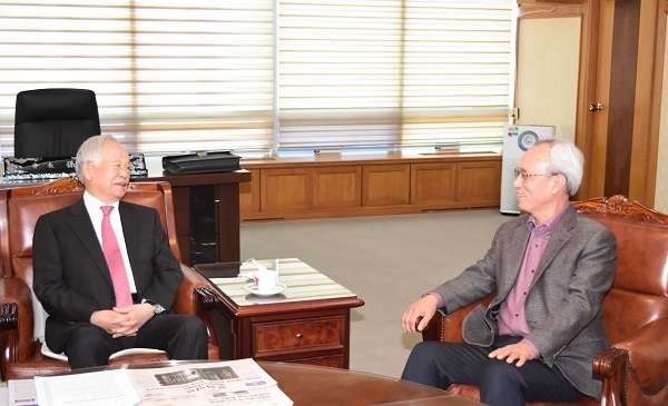 문성현 경사노위 위원장이 2일 손경식 경총 회장 연임을 축하하기 위해 경총회관을 내방했다. 사진은  (사진=경제인총협회)