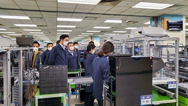 이재용 삼성전자 부회장이 3일 경상북도 구미시에 위치한 삼성전자 구미사업장을 방문, 임직원을 격려했다. (사진=삼성전자)<br>