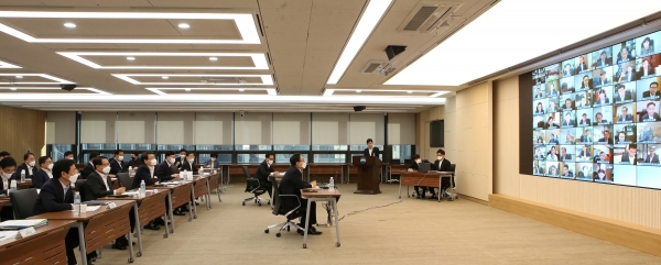 손태승 우리금융그룹 회장이 4일 오전 자회사 CEO들과 함께 코로나19 확산방지와 피해고객 지원을 위한 그룹 대응체계를 점검하고 있다. (사진=우리금융그룹)