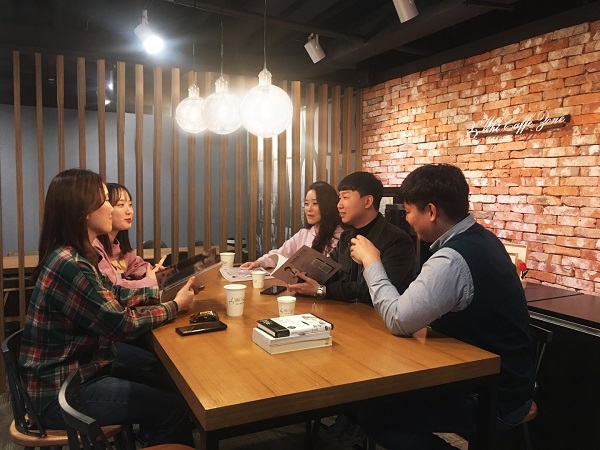 '캐주얼 프라이데이'에 본사 직원휴게공간에서 이야기를 나누고 있는 청호나이스 직원들 모습. (사진=청호나이스)